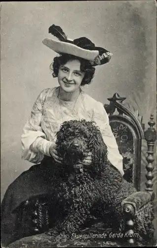 Ak Schauspielerin Gerda Krum, Portrait mit Hund, Hut