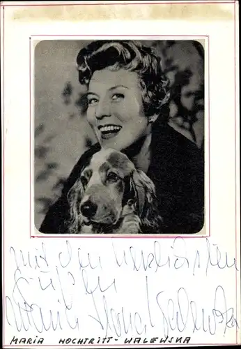 Foto Schauspielerin und Sängerin Maria-Ilona Walewska, Maria Hochtritt Walewska, mit Hund. Autogramm