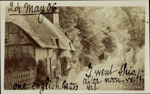 Foto Ak Preston Candover Hampshire England, Frau mit Kind, Cottage