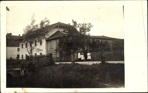 Foto Ak Zangberg bei Mühldorf am Inn Oberbayern, Familie vor einem Bauernhaus 1920