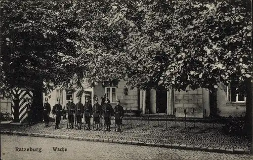 Ak Ratzeburg im Herzogtum Lauenburg, Wache, Deutsche Soldaten in Uniformen