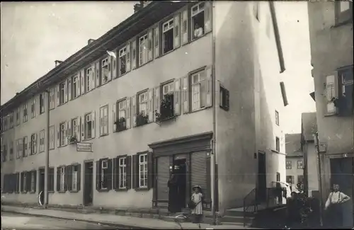 Foto Ak München, Wohngebäude, Geschäft, Anwohner