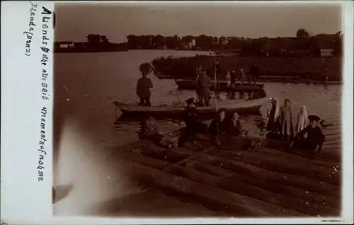Foto Ak Flößer auf einem Fluss, Boote