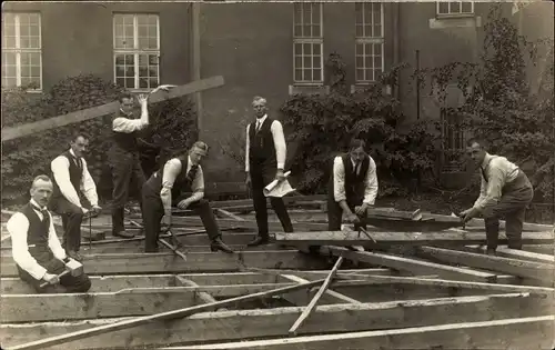 Foto Ak Zimmermänner bei der Arbeit, Holzbalken, Gerüst, 1957