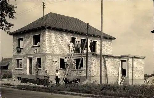 Foto Ak Baustelle, Rohbau eines Hauses, Bauarbeiter