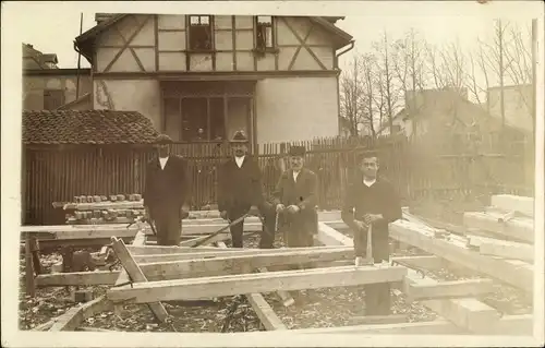 Foto Ak Männer auf einer Baustelle, Holzbalken, Gerüst
