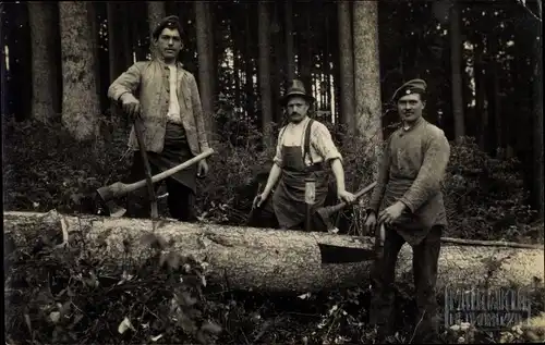 Foto Ak Holzfäller im Wald, Baumstamm, Axt, Soldat in Uniform