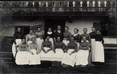 Foto Ak Gmund am Tegernsee Oberbayern, Hauswirtschaftsschule, junge Frauen mit Schürzen