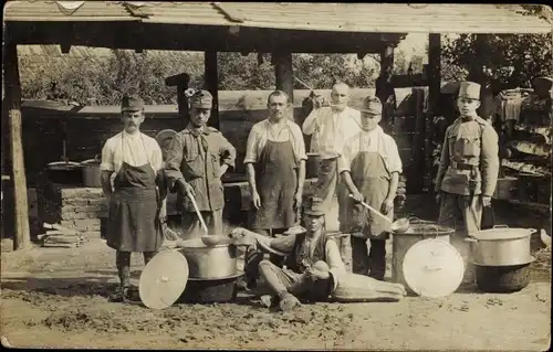 Foto Ak Kuk Soldaten in Uniform, Küchendienst, Kochtöpfe