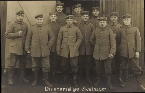 Foto Ak Zwethau Beilrode in Sachsen, Deutsche Soldaten in Uniform, Die ehemaligen Zwethauer