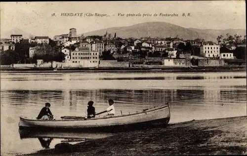 Ak Hendaye Bayonne Pyrénées Atlantiques, Gesamtansicht von Hondarribia, Jungen in einem Ruderboot