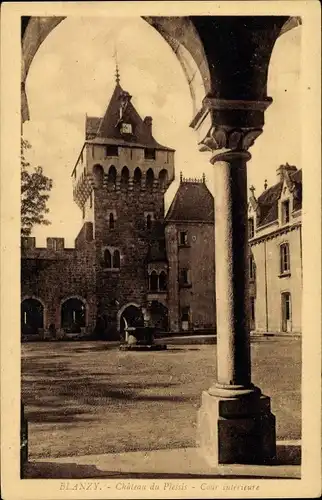 Ak Blanzy Saône et Loire, Chateau du Plessis, Innenhof