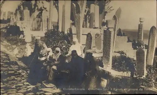 Ak Konstantinopel Istanbul Türkei, türkischer Friedhof in Eyoub und Gruppe von Türken
