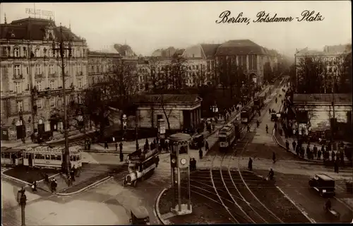 Ak Berlin Tiergarten, Potsdamer Platz, Straßenbahn, Palasthotel, Verkehrsturm, Bus