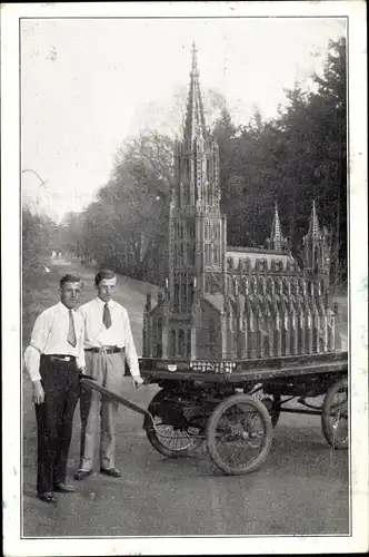 Ak Köln am Rhein, Gebrüder Johann und Wilhelm Dreikausen mit Modell vom Ulmer Münster