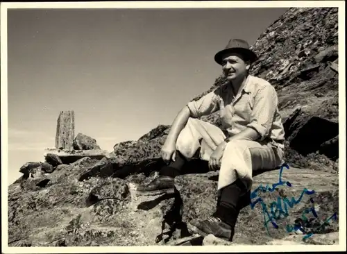 Foto Ak Schauspieler Albin Skoda, Portrait an einem Berghang sitzend, Autogramm