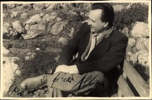 Foto Ak Schauspieler Albin Skoda, Portrait auf einer Bank sitzend, Autogramm