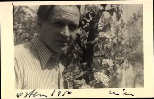 Foto Ak Schauspieler Albin Skoda, Portrait, blühende Bäume, Ostern 1950