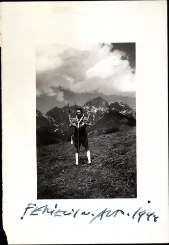 Foto Ak Schauspieler Albin Skoda, Portrait im Gebirge, 1944