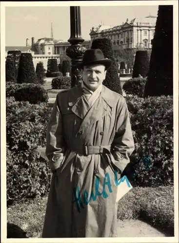 Foto Ak Schauspieler Albin Skoda, Standportrait, Hut, Mantel, Autogramm