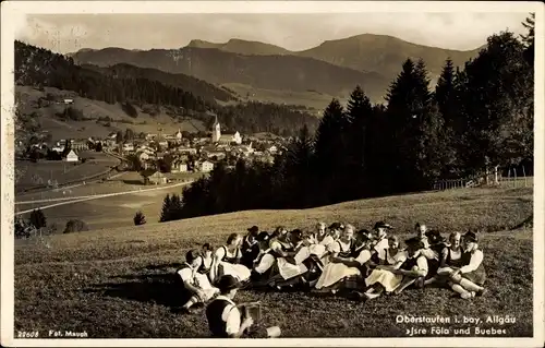 Ak Oberstaufen im Allgäu, Panorama, Gruppe in Trachten