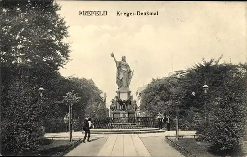 Ak Krefeld am Niederrhein, Krieger-Denkmal, Passanten