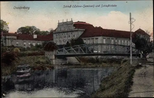 Ak Oranienburg in Brandenburg, Schloss, Lehrer-Seminar, Schlossbrücke, Boot