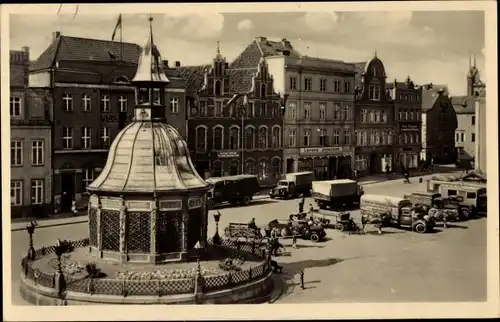 Ak Hansestadt Wismar, Markt mit Wasserkunst, Autos, Lastwagen, Pferdefuhrwerk