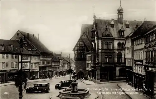 Ak Nordhausen am Harz, Kornmarkt, Neptunbrunnen, Autos, Fachwerkhaus