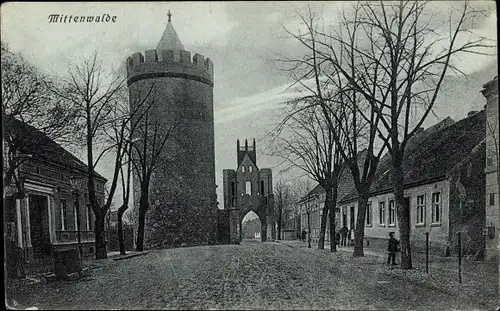 Ak Mittenwalde in der Mark, Straßenpartie, Turm, Tor