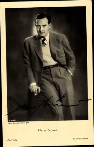Ak Schauspieler Hans Stüwe, Standportrait mit Zigarette, Ross Verlag 6318 1, Autogramm