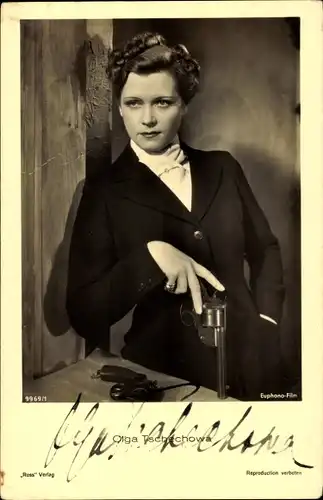 Ak Schauspielerin Olga Tschechowa, Portrait mit Revolver, Ross Verlag 9969 1, Autogramm