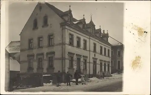 Foto Deutschland unbekannt, Familie am Wohnhaus stehend