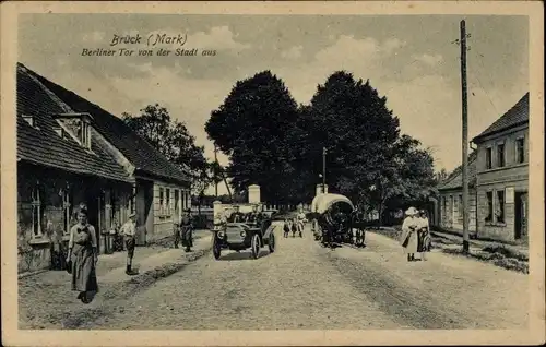 Ak Brück in der Mark, Berliner Tor, Straßenpartie, Auto