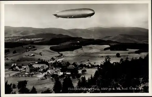 Ak Saig Lenzkirch im Schwarzwald, Zeppelin im Flug über den Ort, Landschaft