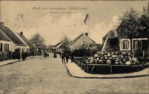 Ak Sperenberg am Mellensee Brandenburg, Militärbahn, Straßenpartie, Denkmal