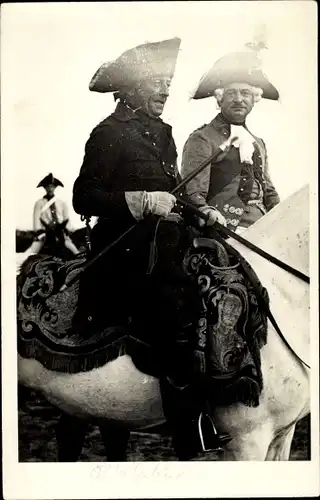 Foto Schauspieler Otto Gebühr in Uniform auf Pferd sitzend