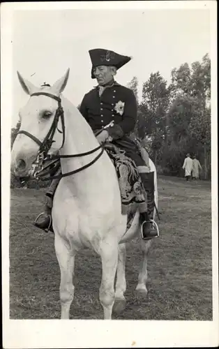 Foto Schauspieler Otto Gebühr in Uniform zu Pferden