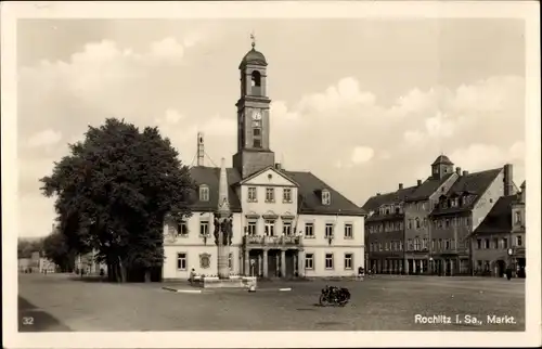 Ak Rochlitz an der Mulde, Blick auf den Marktplatz, Rathaus, Brunnen