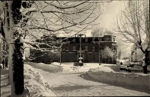 Ak Schöneck im Vogtland Sachsen, HO Hotel Schönecker Hof im Winter