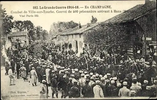 Ak Ville sur Tourbe Marne, Konvoi von 400 Gefangenen, die in Hans ankommen