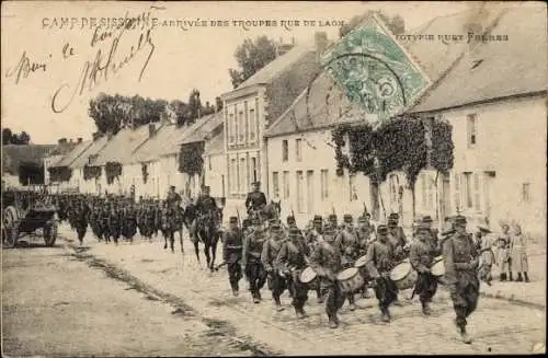 Ak Sissonne Aisne, Sissonne Camp, Rue de Laon, Ankunft der Truppen