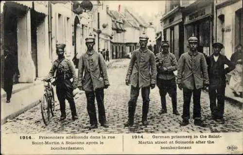 Ak Soissons Aisne, deutsche Gefangene, Rue Saint Martin nach dem Bombenangriff