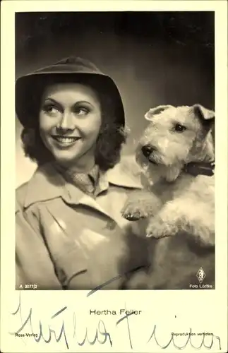 Ak Schauspielerin Hertha Feiler, Portrait mit Terrier, Hund, Ross Verlag A 3077/2, Autogramm