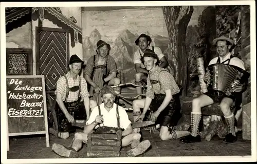 Foto Ak Eisenärzt Siegsdorf in Oberbayern, Die lustigen Holzhacker Buam, Trachten, Akkordeonspieler