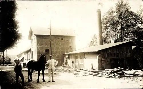 Foto Ak Partie an einem Sägewerk, Mann mit Pferd