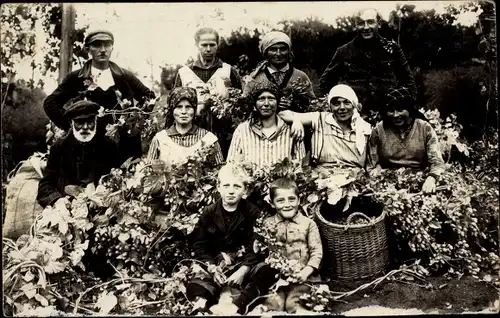 Foto Ak Gruppenaufnahme von Hopfenpflückern