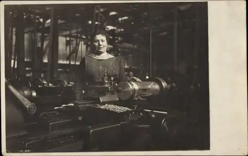 Foto Ak Frau an einer Maschine