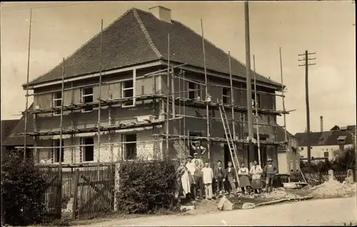 Foto Ak Bauarbeiter an einer Baustelle, Hausbau
