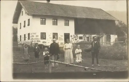 Foto Ak Familie an einem Bauernhof